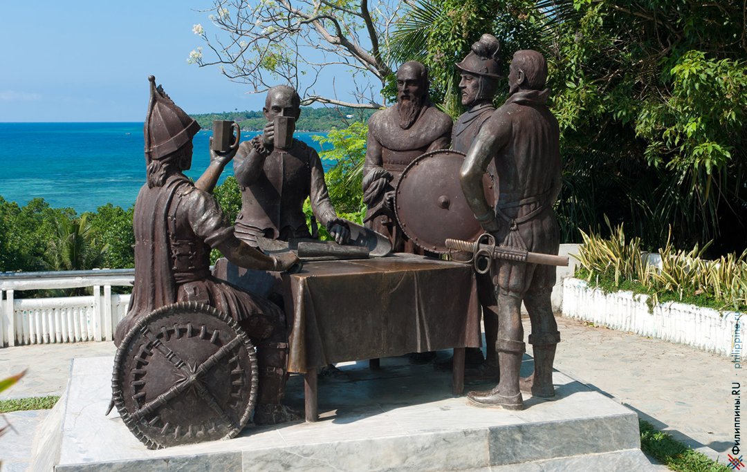 Памятник, посвященный заключению соглашения между Мигелем Легаспи и Дату Сикатуной, г. Тагбиларан, о. Бохол, Филиппины