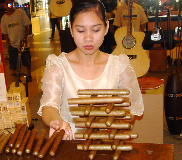 Демонстрирование филиппинских сигар, изготовленных вручную
