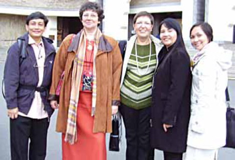 Филиппинисты трех столиц. Справа налево: А. А. Умали, М. К. Флорес, Е. Г. Фролова, М. В. Станюкович, У. де ля Пенья. Санкт-Петербург, 2009