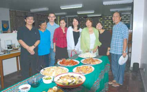 Участники конференции «Pilipinas muna!» по возвращении из Санкт-Петербурга с коллегами из Университета Филиппин. Третий слева — магистрант УФ С. Б. Клименко. Манила, 2009