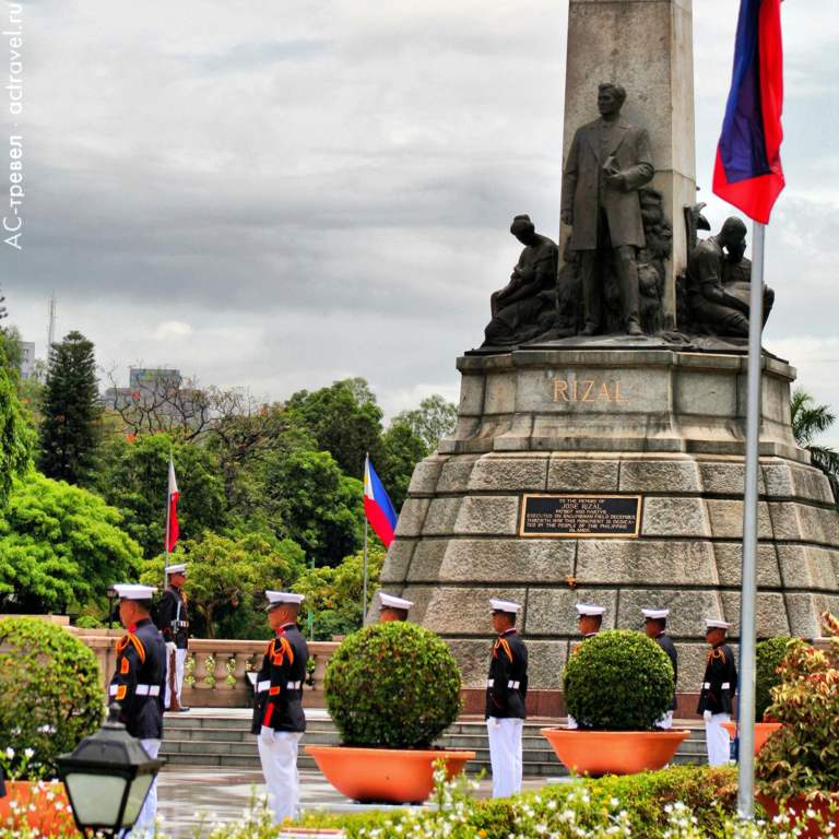 Манила, почетный караул у монумента Рисалю